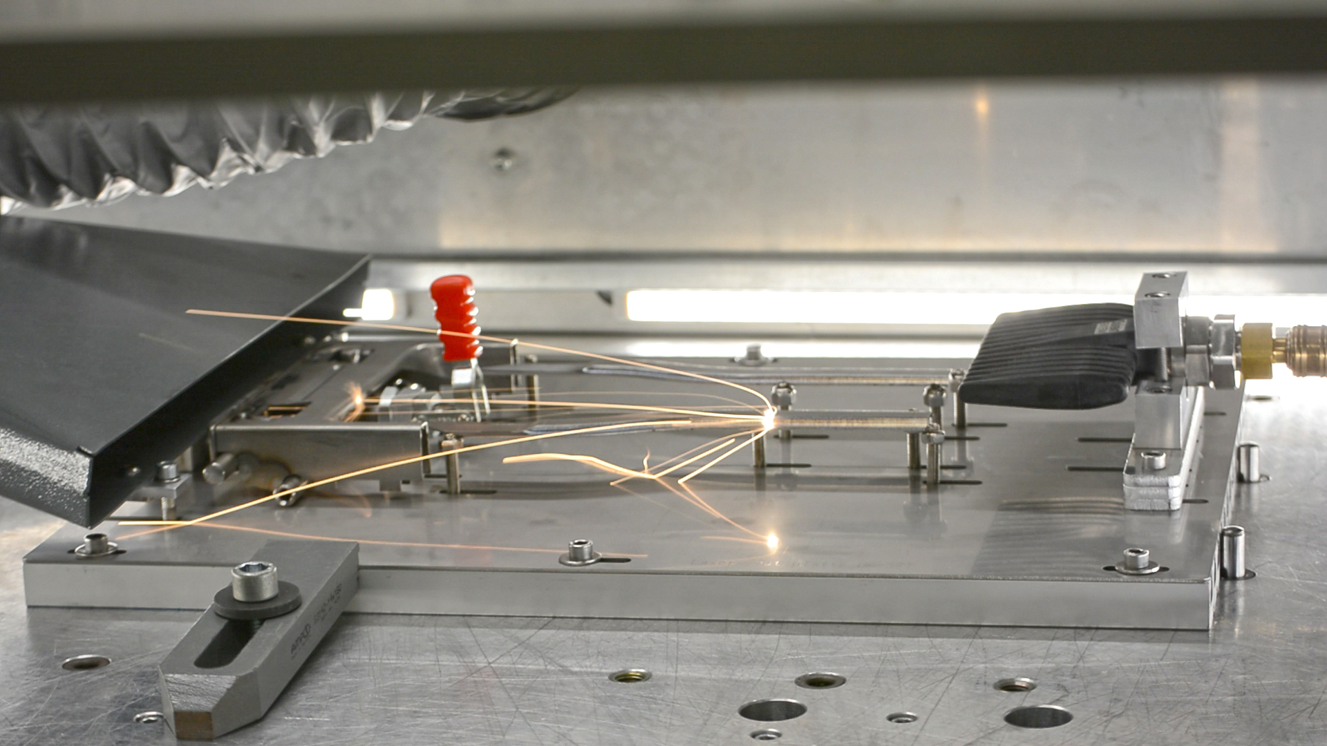 Das Laser-Remote-System bewegt den Laserstrahl mit bis zu 10 m/s über das Bauteil. Die Oberfläche des Metalls wird dadurch gereinigt und mit einer Furchenstruktur versehen. In diese Furchen kann beim nachfolgenden thermischen Fügen oder Anspritzen der Kunststoff eindringen und sich verankern. So entstehen stabile Kunststoff-Metall-Hybridverbindungen.