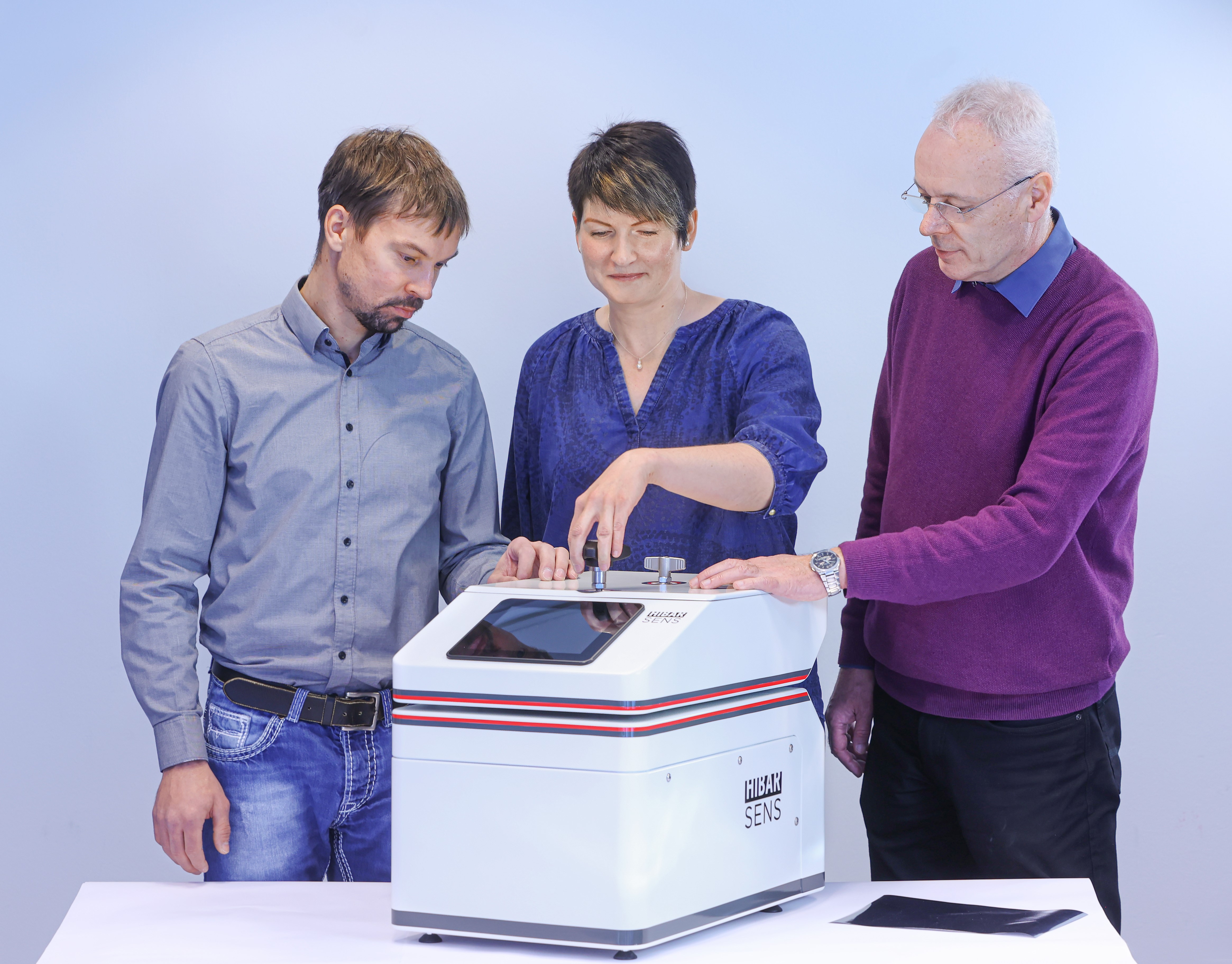 Das Dresdner Unternehmen Sempa Systems GmbH wird das marktreife HiBarSens® Messgerät basierend auf der neuen Technologie anbieten. Im Bild: Susann Kleber (Mitte) und Dr. Wulf Grählert (rechts) vom Fraunhofer IWS sowie Johannes Grübler (links) von Sempa Systems. 