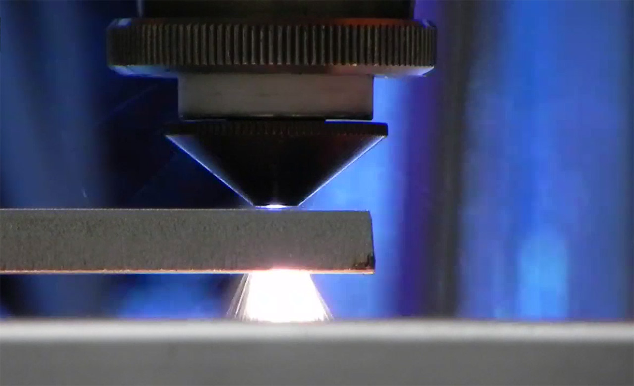 Dynamische Strahlformung beim Lasersstrahlschmelzschneiden von 12 mm dickem hochlegiertem Stahl.